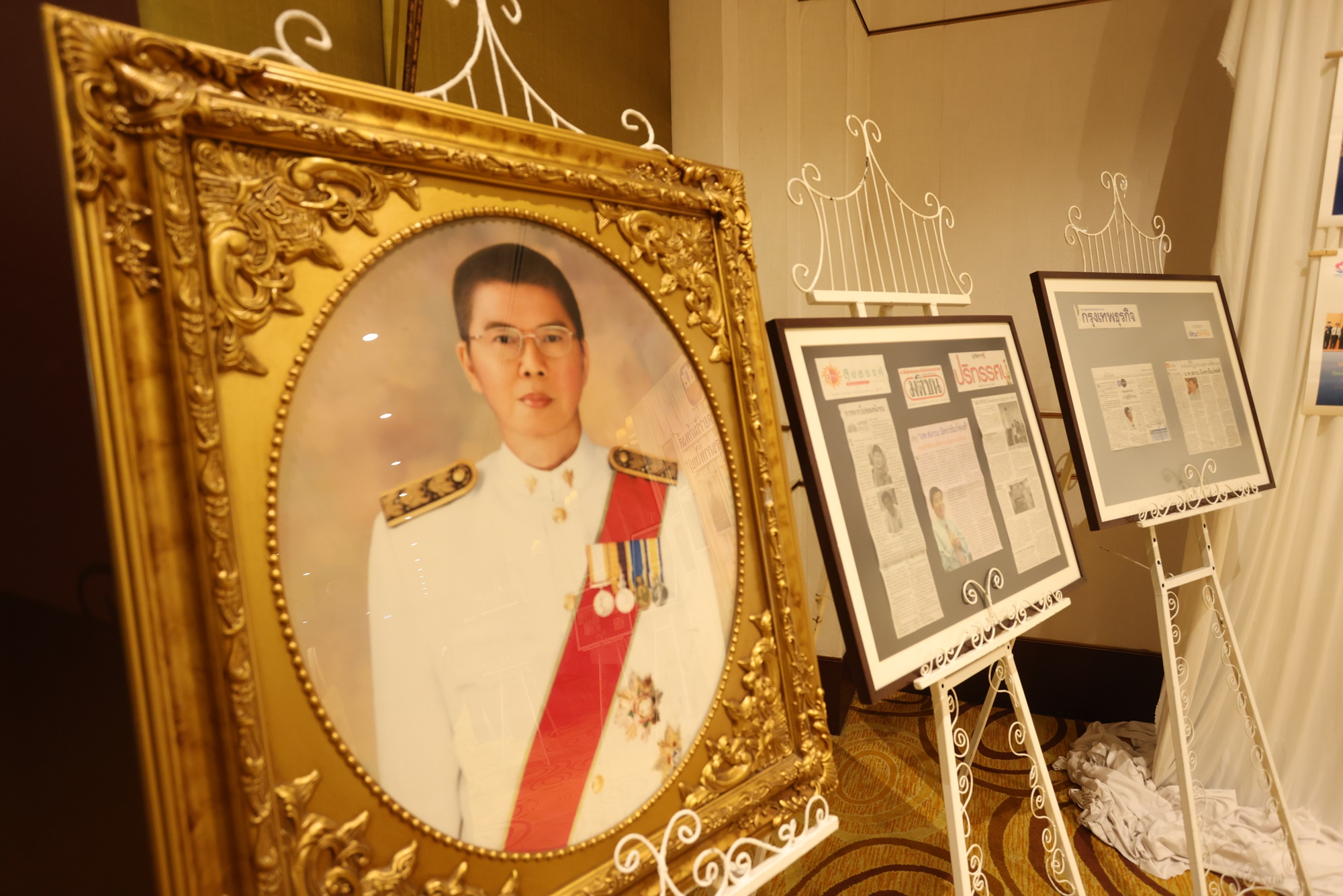 คุณอรอุมา เกษตรพืชผล ร่วมเป็นผู้ดำเนินการเสวนา ในงาน &ldquo;รำลึกครบรอบ 18 ปี นายแพทย์สงวน นิตยารัมภ์พงศ์ ผู้วางรากฐานระบบหลักประกันสุขภาพไทย&rdquo;