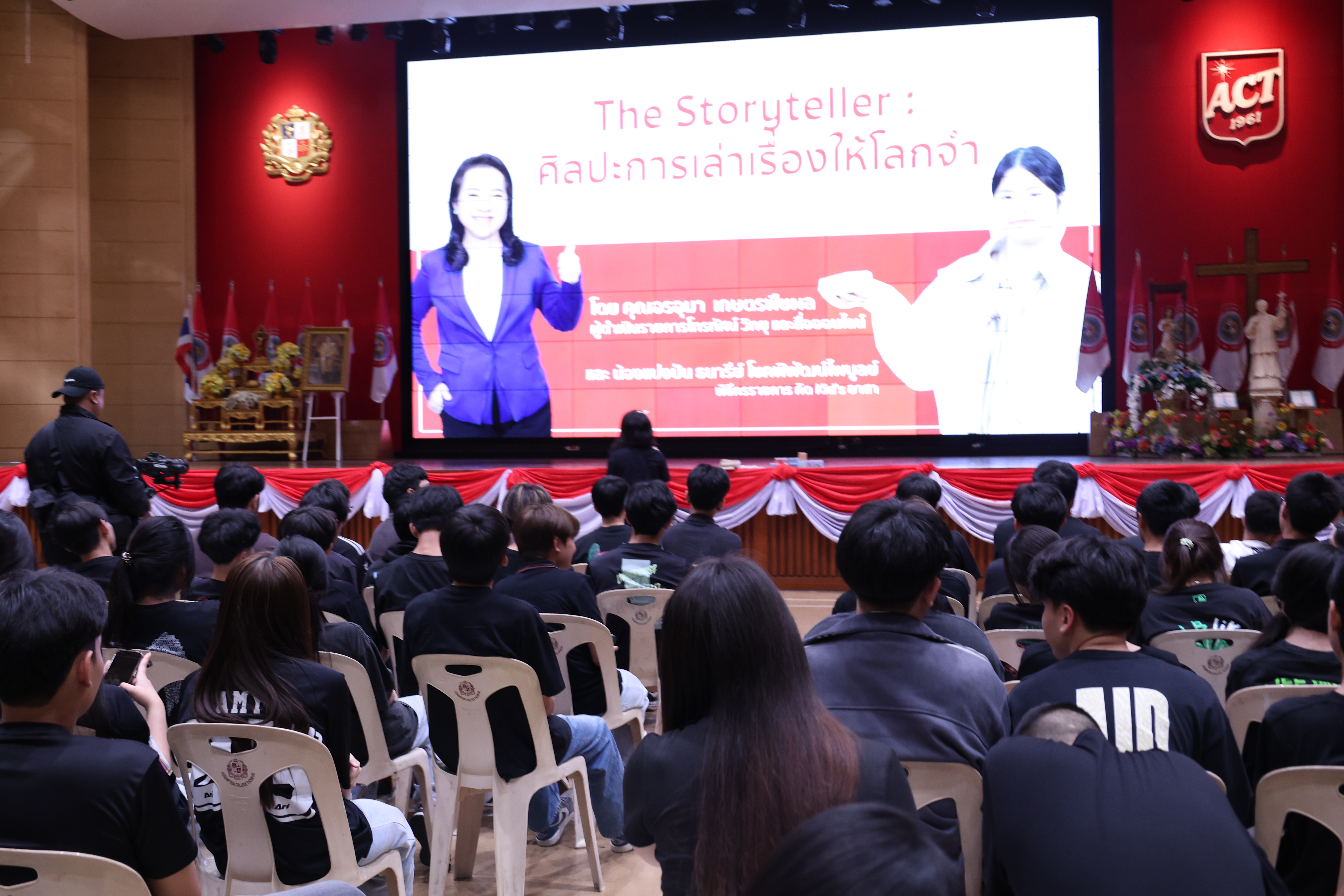 อรอุมา เกษตรพืชผล และ ธนารีย์ โชคพิพัฒน์ไพบูลย์ ร่วมเป็นวิทยากรบรรยายในโครงการ  เด็กอาสา-สร้างสื่อ @ ACT (โรงเรียนอัสสัมชัญธนบุรี)