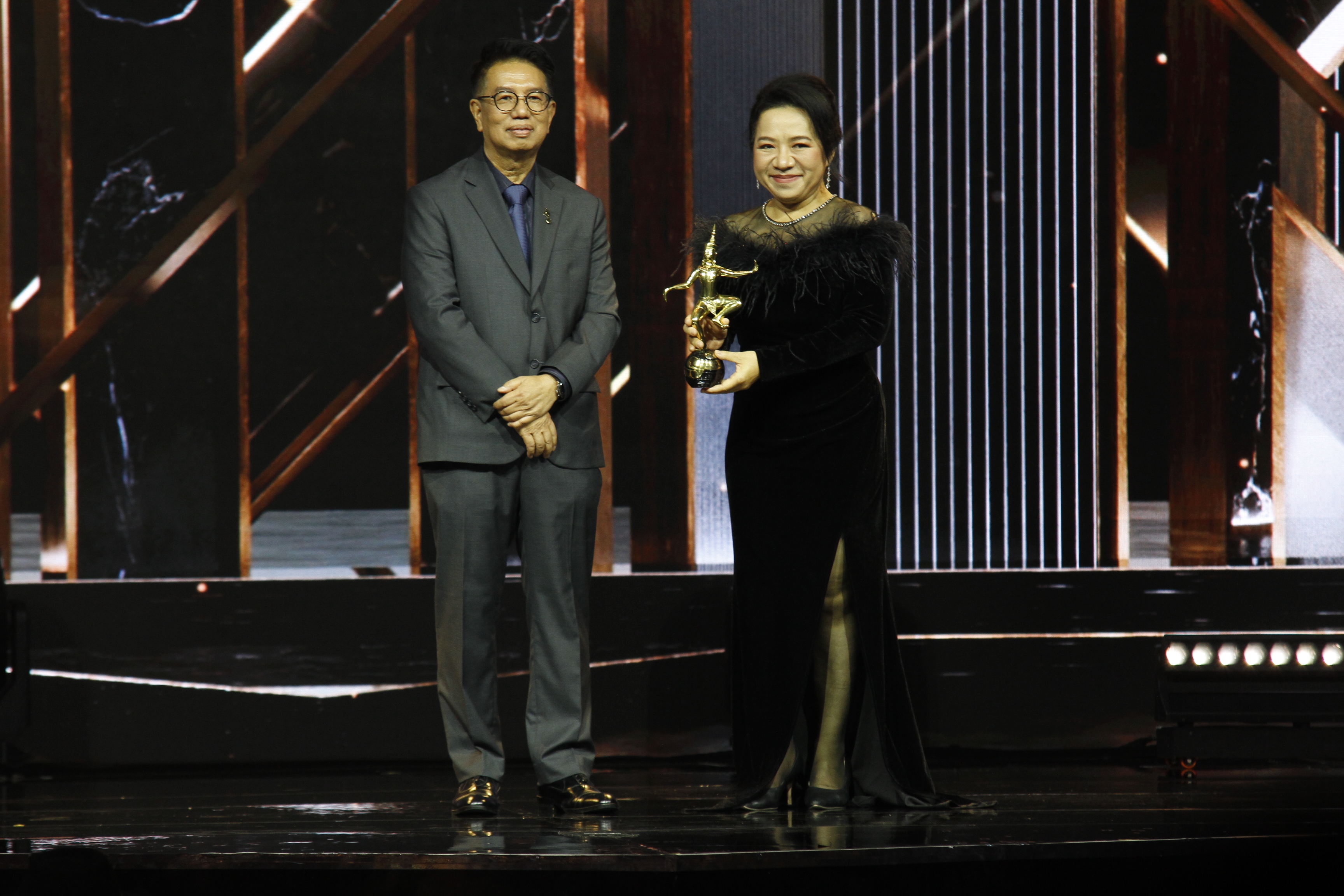 ขอแสดงความยินดีกับ นางสาวอรอุมา เกษตรพืชผล รับรางวัล "นาฏราช ครั้งที่ 17"